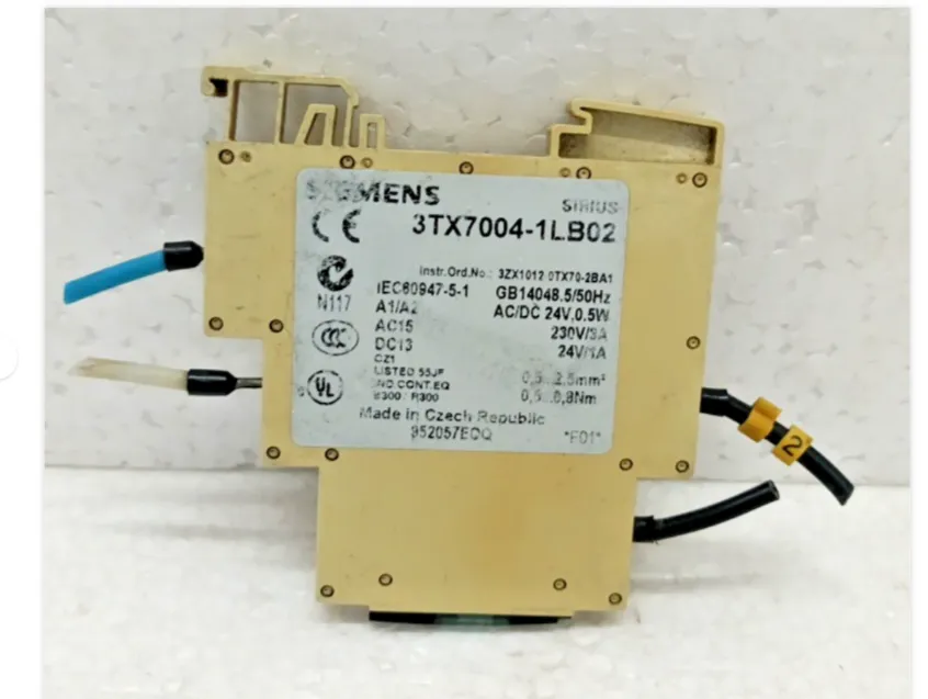 Siemens 3TX7004-1LB02  Sirius AC DC 24 V  Relay Interface Module