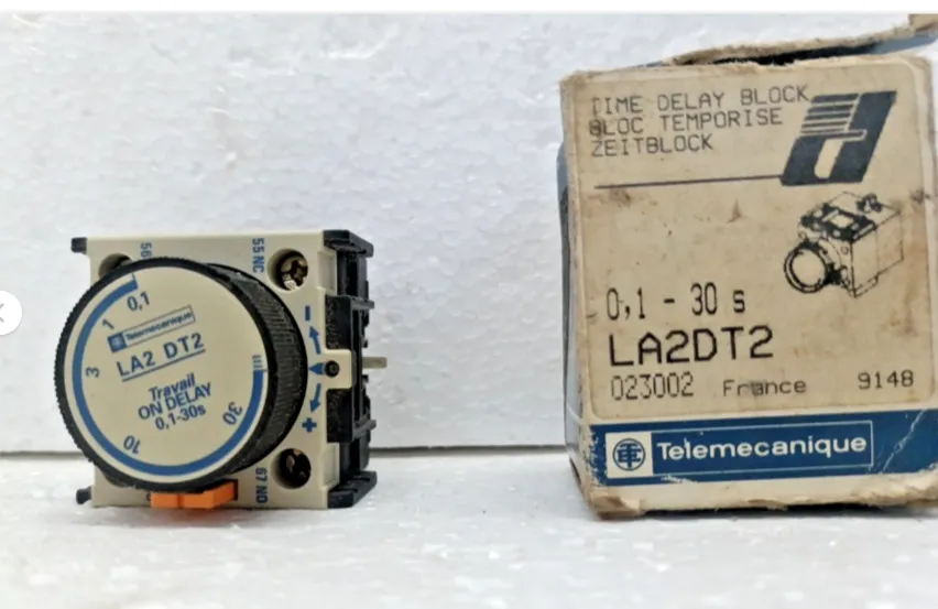 Telemecanique  LA2 DT2 Travail On Delay 0,1 - 30 S Telemecanique LA2DT2