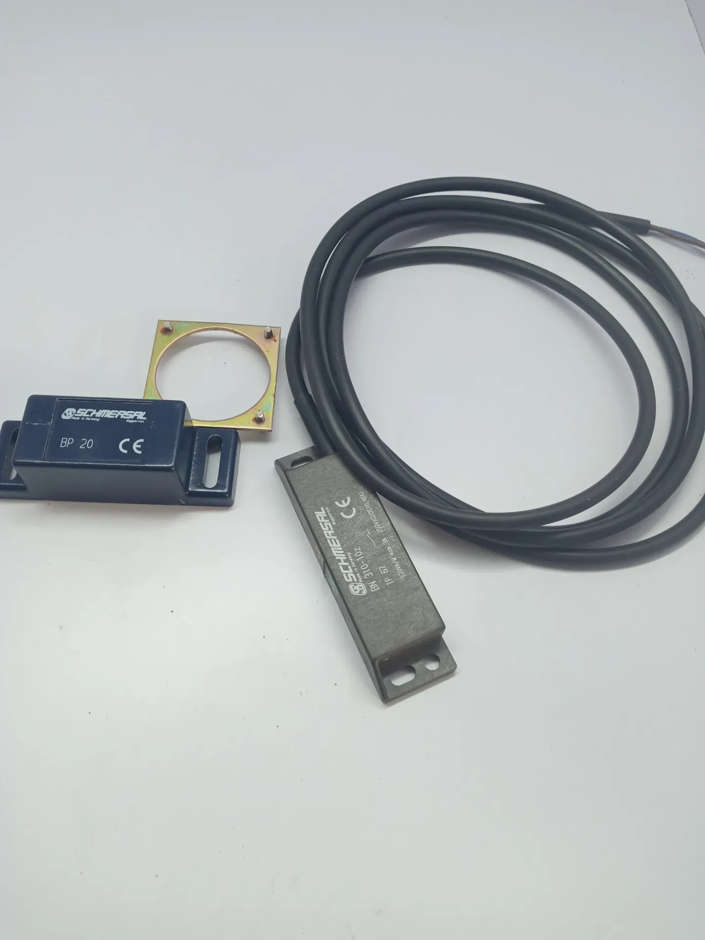 SCHMERSAL BN 310-10z Magnetic door switch expedite shipping Worldwide